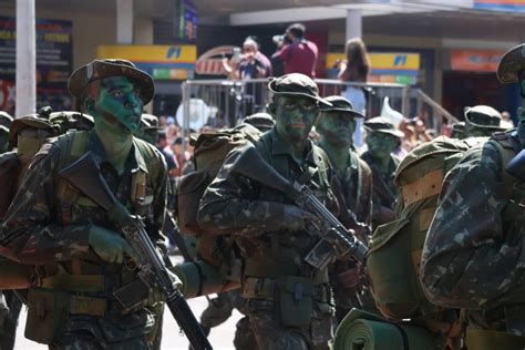 Mil Nas Ruas Desfile De De Setembro Refor A Parcerias Do