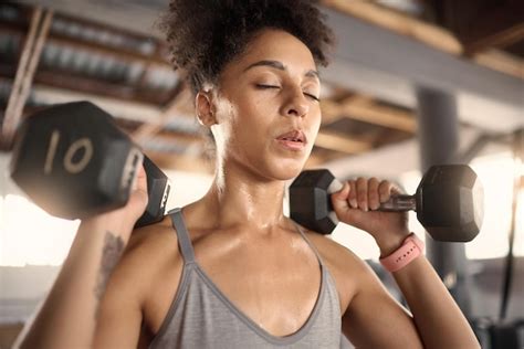 Exercice de fitness et haltère avec une athlète noire s entraînant dans