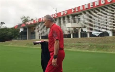 Atitude de Tite chama atenção nos bastidores em 1º dia no Flamengo