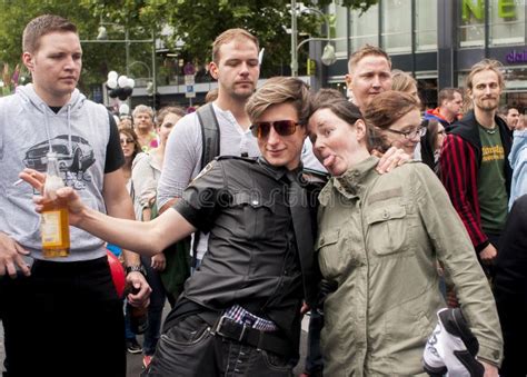Partecipanti Non Identificati Durante La Parata Di Gay Pride Immagine Editoriale Immagine Di
