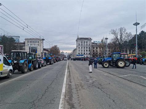 Agricultorii au reluat protestele au pornit cu tractoarele pe străzile