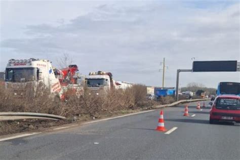 Val D Oise Un Poids Lourd Traverse Le Rail Central La N Ferm E