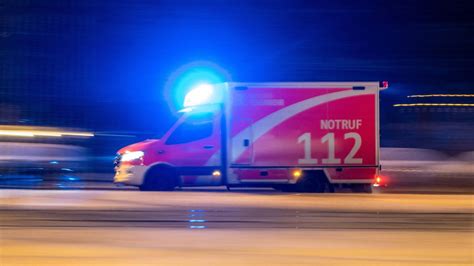 Mettmann 79 jähriger Fußgänger stirbt nach Unfall auf Parkplatz