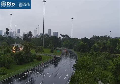 Previsão de pancadas de chuva raios e rajadas de vento na cidade do