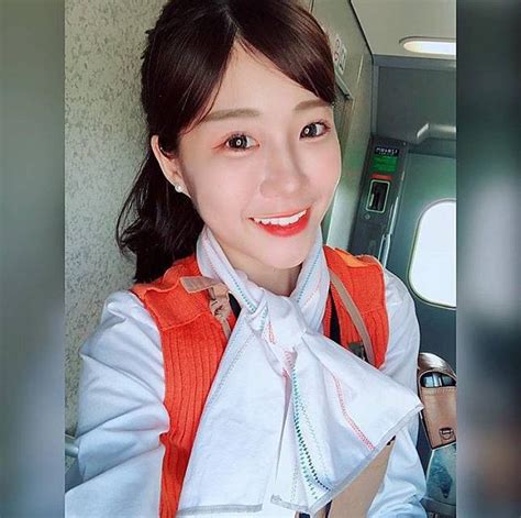 Lột bỏ đồng phục cô nàng nhân viên đường sắt khoe body gợi cảm nhan sắc hot girl xinh bất ngờ