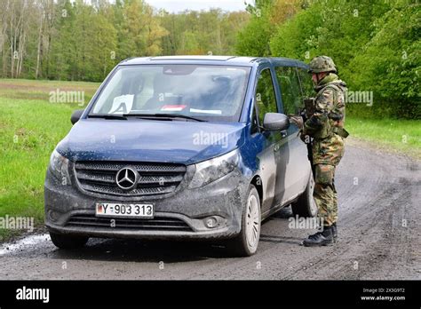 Ein Soldat weist ein Fahrzeug während der Checkpoint Ausbildung auf den