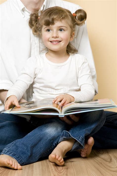 Livro De Leitura Da Menina Foto De Stock Imagem De Assento 2732268