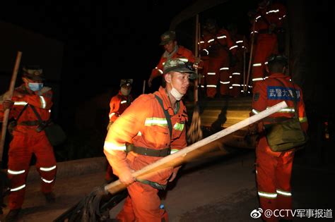 武警官兵紧急扑灭森林大火森林大火湾桥张雪松新浪新闻