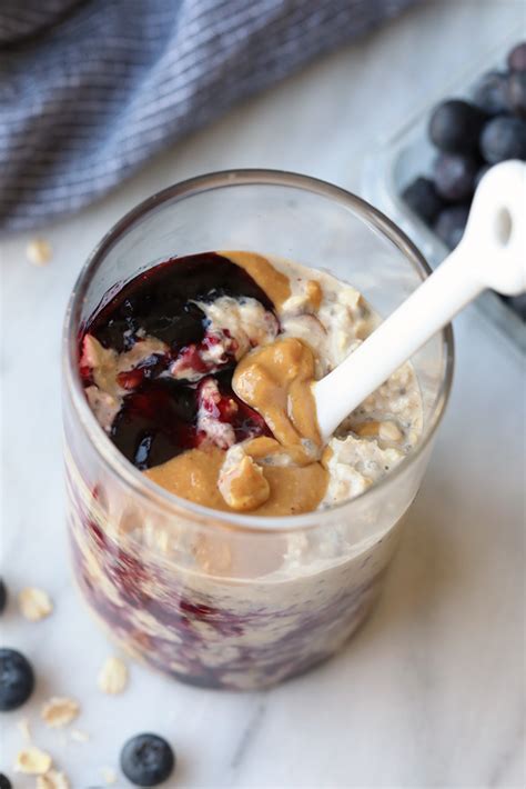 These 6 Ingredient Peanut Butter And Jelly Overnight Oats Are The Perfect Way Overnight Oats