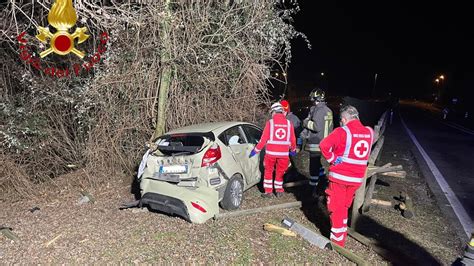 Incidente Sulla Provinciale A Barni Auto Fuori Strada Soccorso 22enne