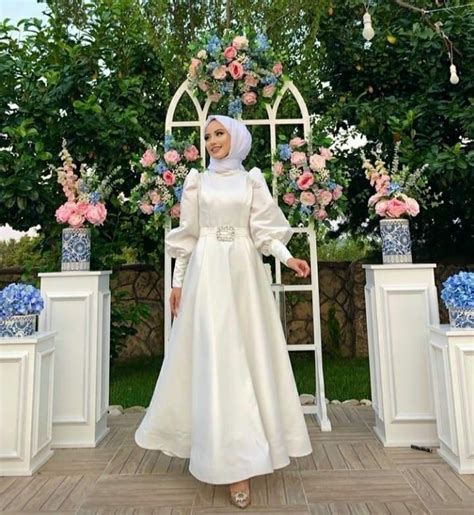 Pin By Aisha Khalid On Anniversary Simple Gowns Iranian Women