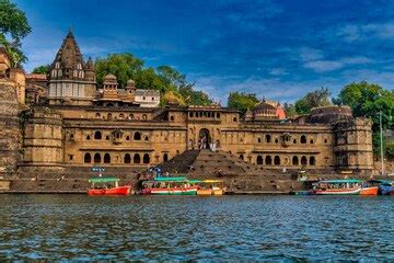 Premium Photo | Landscape view of huge Maheshwar fort or Ahilya fort ...