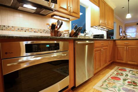 Kitchen With Wood Cabinets Classique Cuisine Autres Périmètres Par Criner Remodeling Houzz