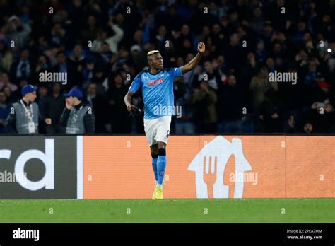 El delantero nigeriano del SSC Napoli Víctor Osimhen celebra después