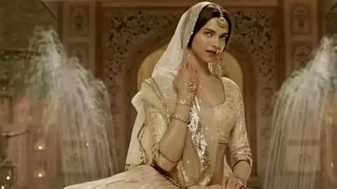 5 Aktris Bollywood Yang Menguasai Seni Kathak Dari Deepika Padukone