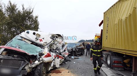 Camion Si Ribalta E Schiaccia Ambulanza Morti Autista E Paziente Veratv