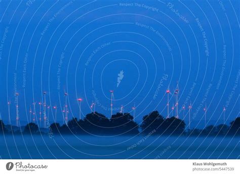 Blaue Stunde früh am Morgen erhebt sich ein Wald aus Windrädern am