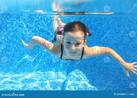 L Enfant Actif Heureux Nage Sous L Eau Dans La Piscine Image Stock