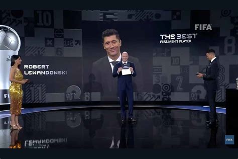 VÍDEO Robert Lewandowski é eleito o melhor jogador do mundo pela Fifa