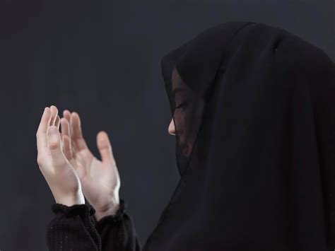 Retrato de jovem muçulmana fazendo dua menina árabe vestindo abaya