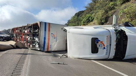 Vuelca Un Cargamento De Motocicletas En Las Cumbres De Maltrata No