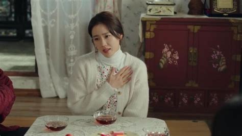 White Floral Blouse Worn By Yoon Se Ri Son Ye Jin In Crash Landing