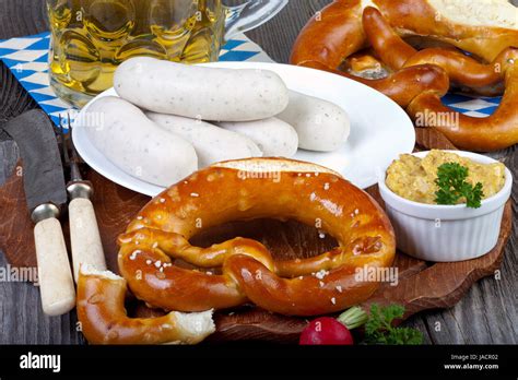 Typisch Bayerische Oktoberfest Mahlzeit Mit Wei Wurst Senf Brezeln