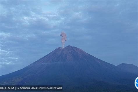 Petugas Pos Pengamatan: Gunung Semeru Erupsi Hari Ini