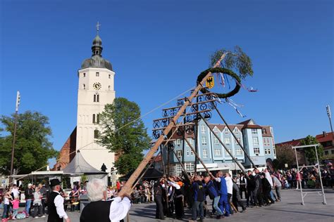 Lübben feiert traditionelles Maibaumstellen mit Musik Tanz in den Mai