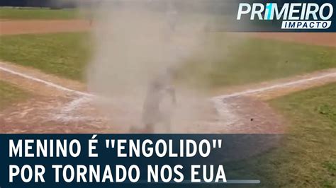 Criança é engolida por tornado de areia durante partida de beisebol