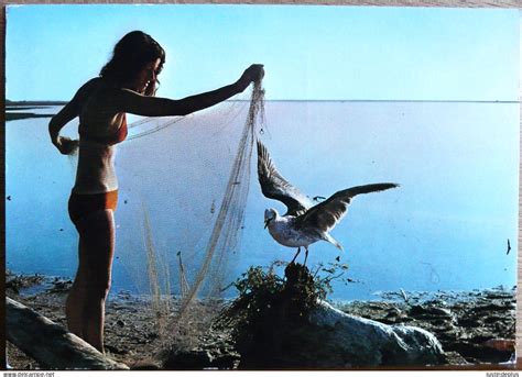 Pin Ups Jeune Fille En Bikini Tenant Un Filet De Peche