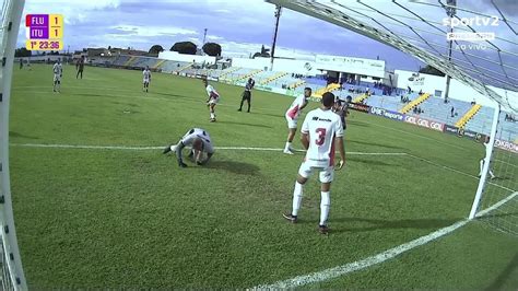 Vídeo Aos 22 min do 1º tempo Agner do Fluminense tem chance em