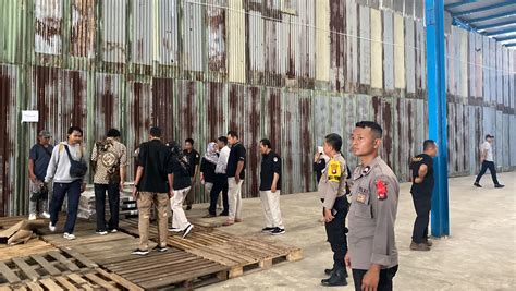 Polres Kubu Raya Kawal Ketat Kedatangan 7 870 Bilik Suara KPU Harian