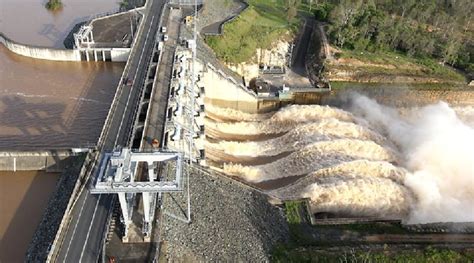 View of Wivenhoe Dam spillway -2011 flood | Download Scientific Diagram