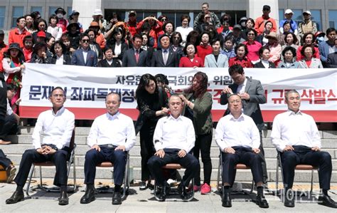 삭발식·장외투쟁 나선 자유한국당민주당 “가출정치 그만하고 국회 복귀하라”