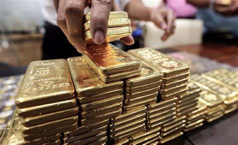 World's largest hedge fund says buy gold as price rally nears $1,300 ...