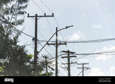 Postes De Utilidad Que Soportan Los Cables Para Varias Utilidades