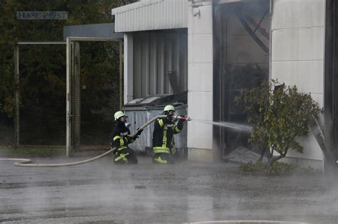 Werkhalle Wird Raub Der Flammen Schwarze Rauchwolke Ber Melle Buer