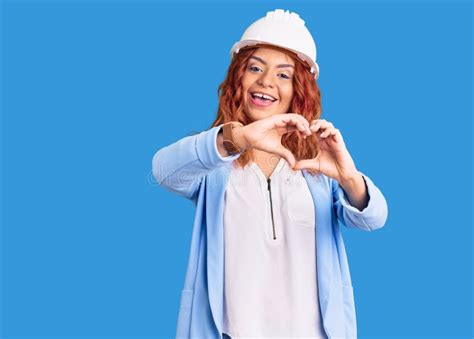 Jovem Latina Vestindo O Arquiteto Hardhat Sorridente Apaixonado Fazendo Forma De S Mbolo
