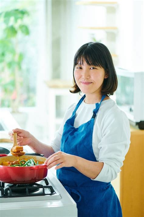 【伝説の家政婦・志麻さん】子どもも大人も大好き！ トマト缶を使った簡単・激うま「ハヤシライス」のチャーミングなところとは？【書籍オンライン編集