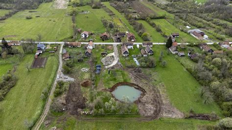 Pojavljuju Se Nove Rupe U Zemlji Na Baniji Pogledajte Slike Iz Zraka