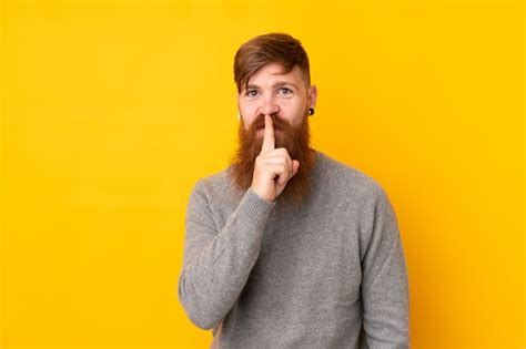 Hombre Pelirrojo Con Barba Larga Sobre La Pared Amarilla Aislada Que