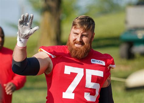 Report Kc Chiefs Place Right Tackle Mike Remmers On Injured Reserve