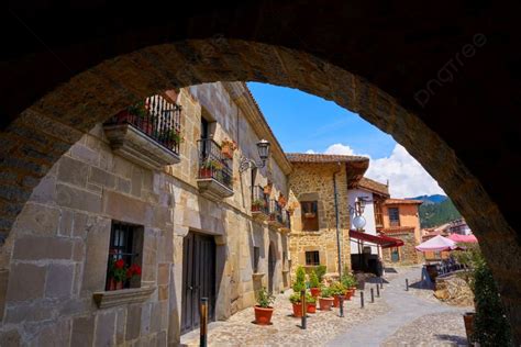 Fondo Arcadas Del Arco Del Pueblo De Potes En Cantabria De Espa A Foto