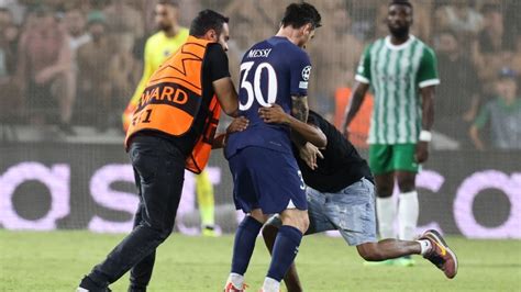 Furor Por Lionel Messi En Israel Un Hincha Invadió La Cancha Para Abrazarlo 442