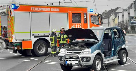 Bonn Beuel Straßenbahn Und Auto Stoßen Auf Kreuzung Zusammen