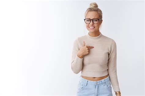 Vous Me Bl Mez Non Sens Portrait D Une Jolie Femme Blonde Prenant Du M Contentement Tant