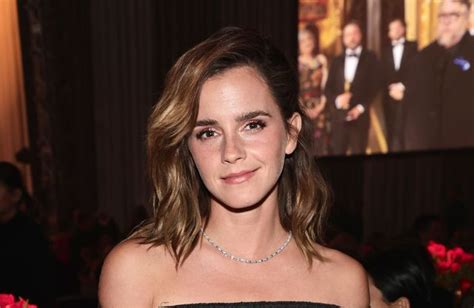 Emma Watson Cr La Surprise Avec Une Robe Recycl E Et Asym Trique Aux