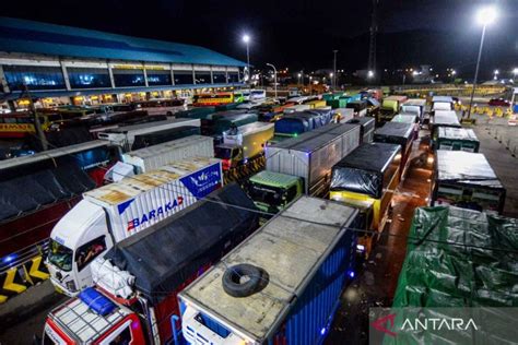 Cuaca Buruk Berdampak Antrean Panjang Kendaraan Di Pelabuhan Merak