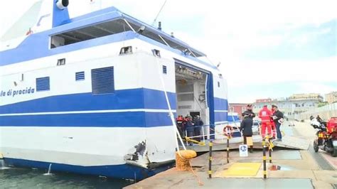 Positano Notizie Paura Al Porto Di Napoli Nave Urta Contro La